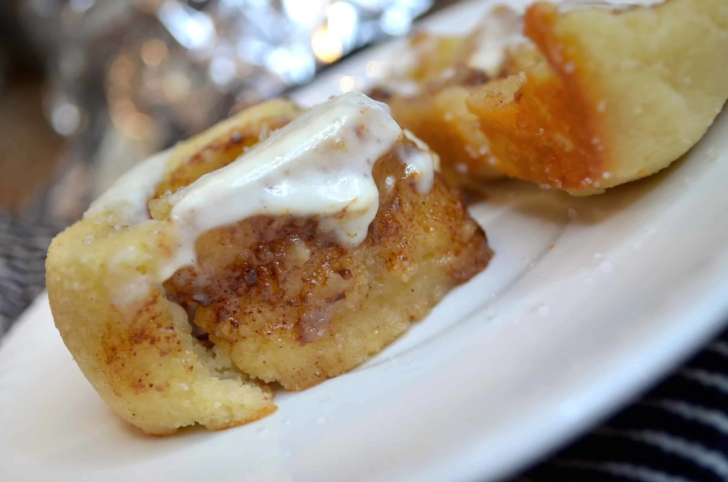 keto cinnamon rolls cream cheese frosting