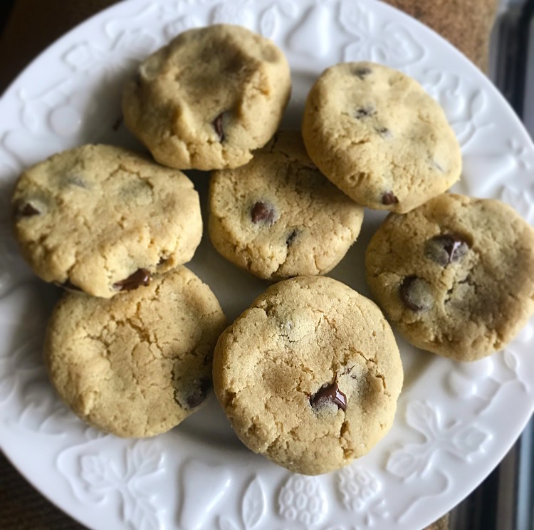 keto chewy chocolate chip cookies