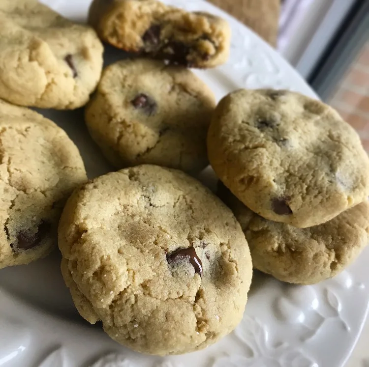 keto chocolate chip cookies
