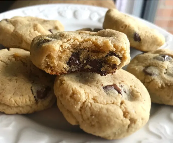 the best keto chocolate chip cookies