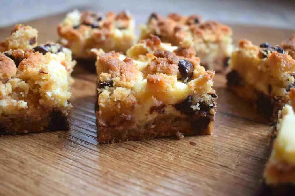 keto chocolate chip cookie cheesecake bars