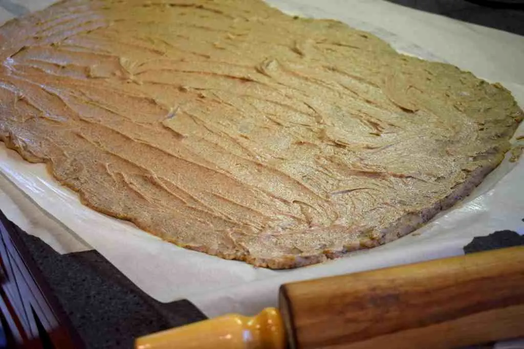 low carb cinnamon roll dough with filling