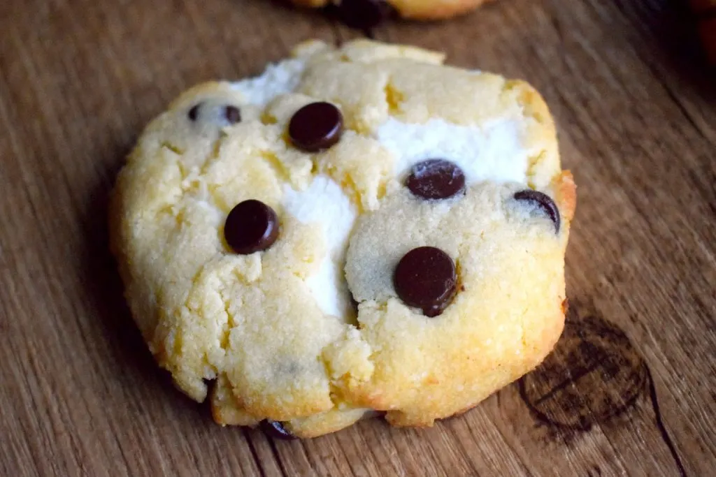 the best keto chocolate chip cookies