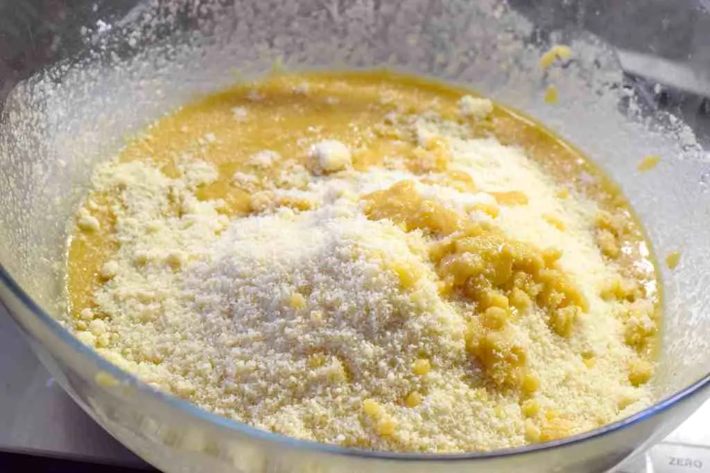 almond flour coconut flour egg vanilla extract butter