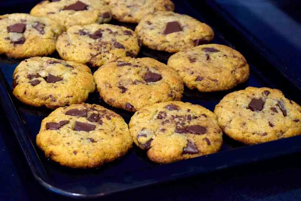 keto chocolate chip cookies