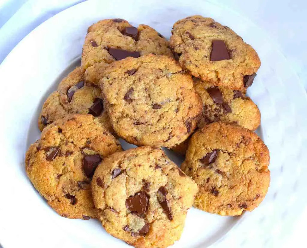 keto chocolate chunk cookies