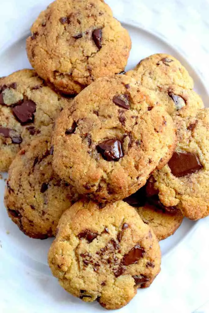 chewy keto chocolate chip cookies