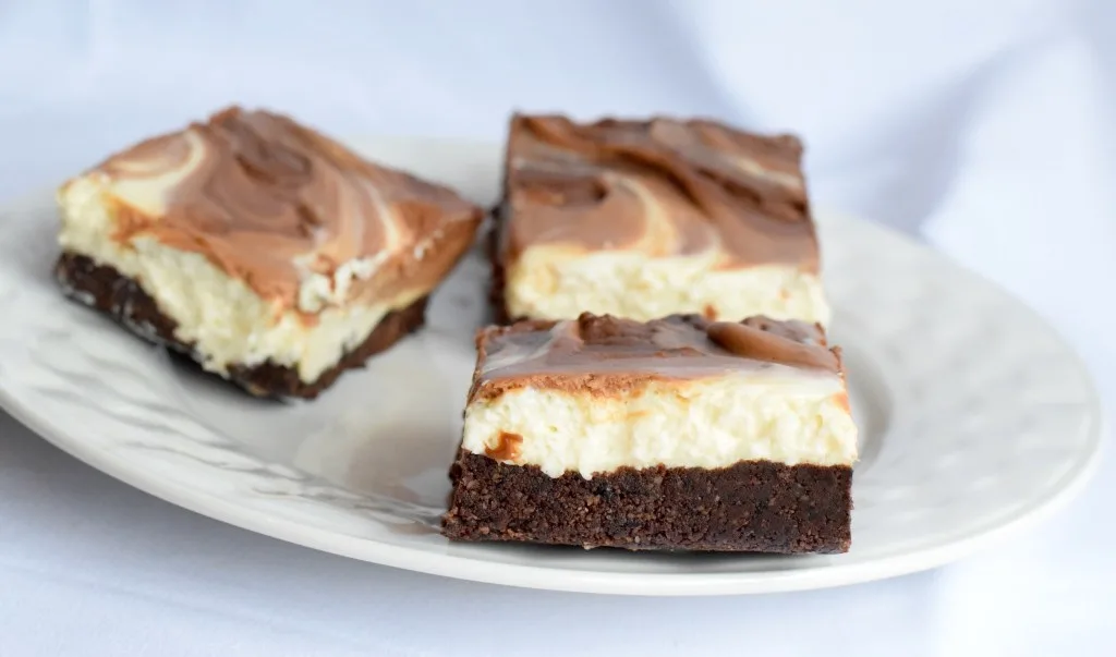 low carb keto chocolate cheesecake bars