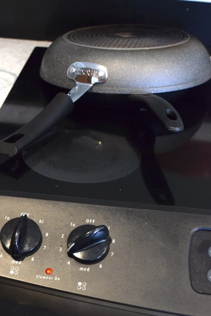 cover eggs in pan cover eggs in pan