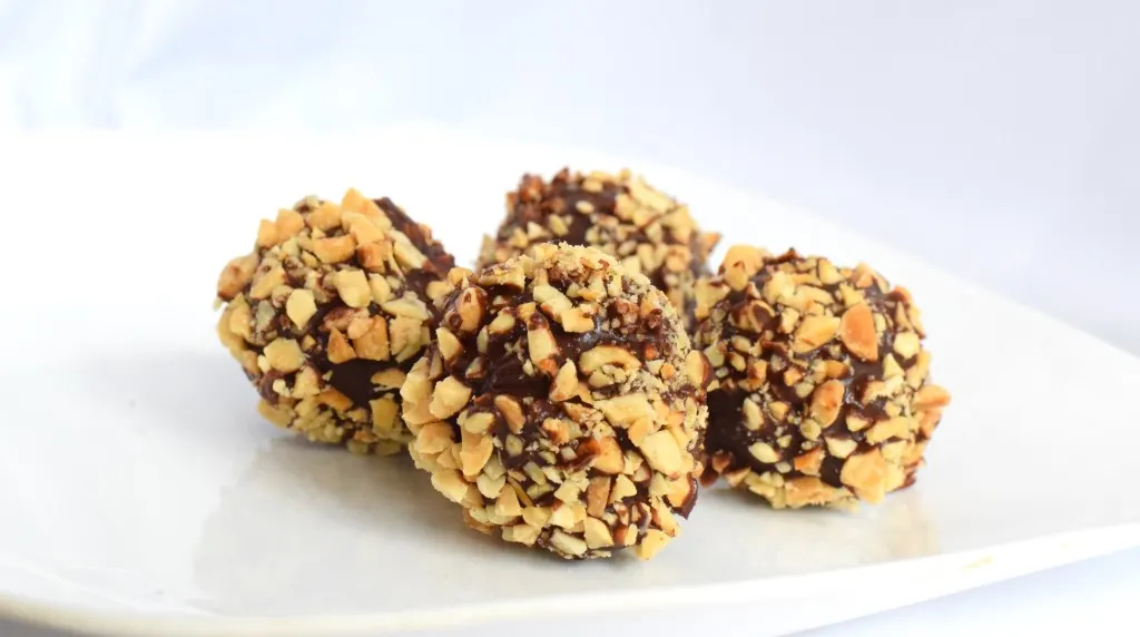 keto chocolate peanut butter balls