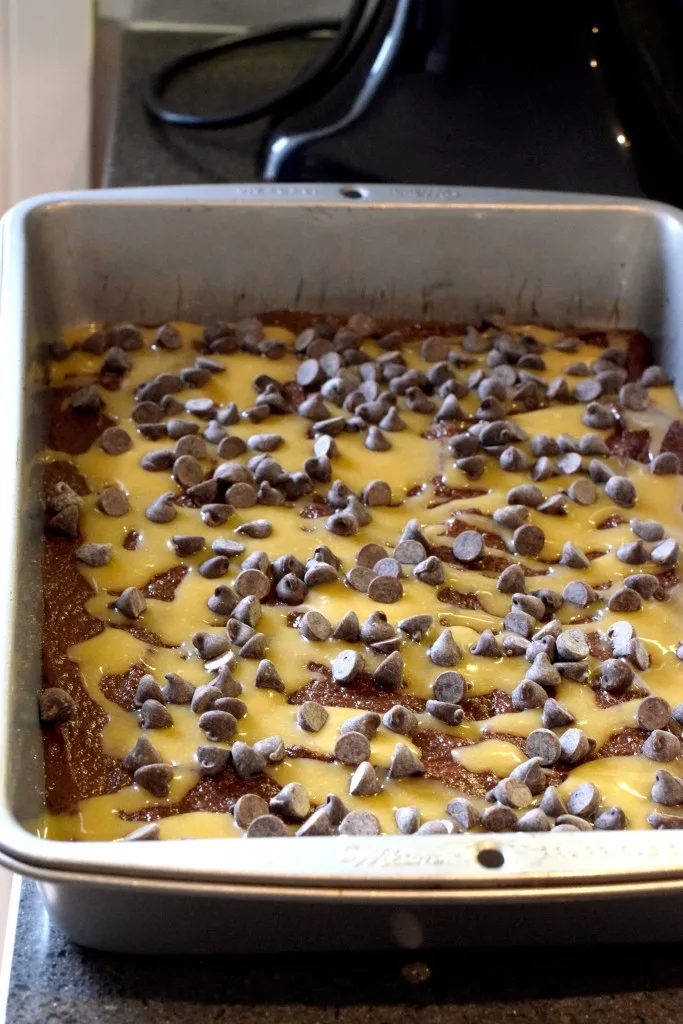 keto caramel sauce and chocolate Chip cake keto caramel sauce and chocolate Chip cake