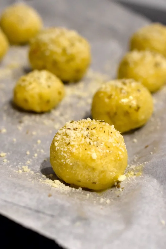 keto garlic and parmesan pizza bites
