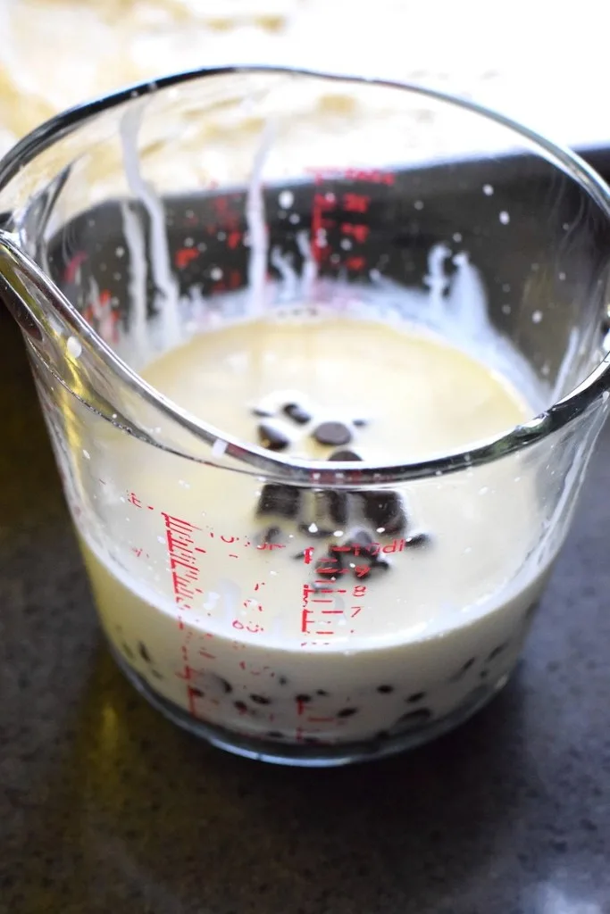 sugar free chocolate chips and heavy cream