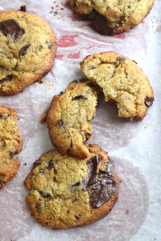 chewy keto chocolate chip cookies