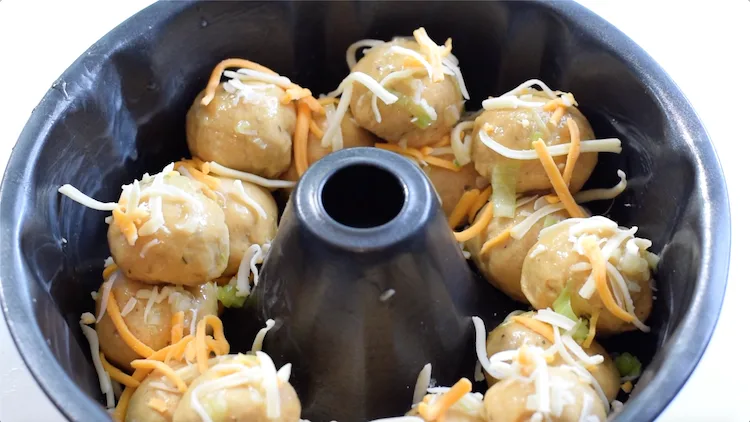 keto cheese garlic monkey bread