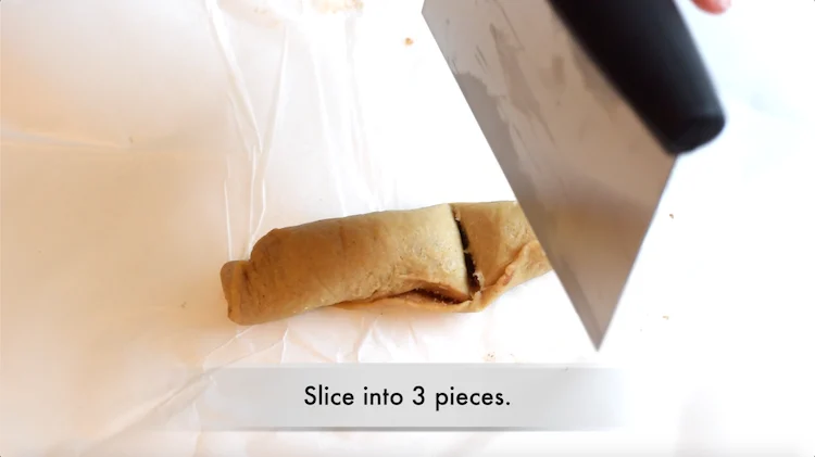 slicing cinnamon rolls